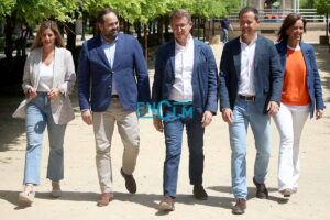 De izquierda a derecha, Carlina Alonso, Paco Núñez, Alberto Núñez Feijóo, Carlos Velázquez y Carmen Fúnez.