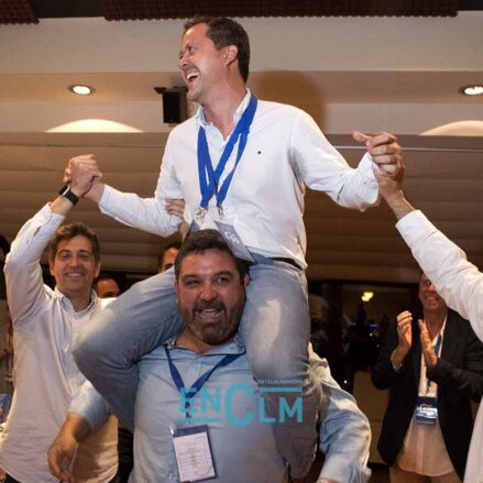 Carlos Velázquez, en plena celebración puesto que será el nuevo alcalde de Toledo. Foto: Sara M. Trevejo.