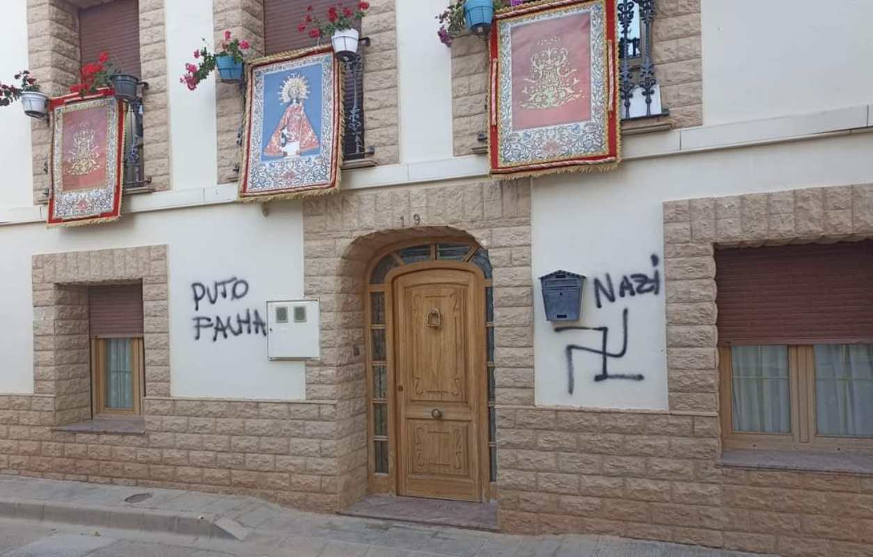 Pintadas en la casa del alcalde de Casas Ibáñez.