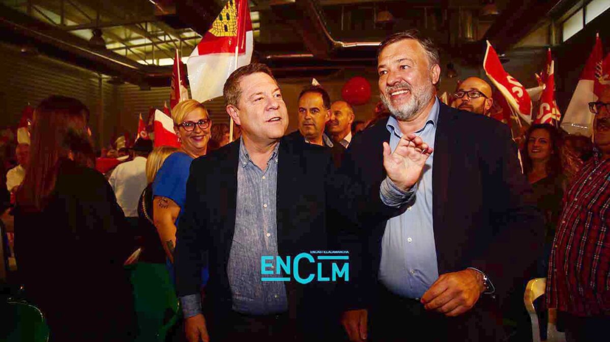 El presidente de Castilla-La Mancha, Emiliano García-Page y el alcalde de Cuenca, Darío Dolz, durante el mitín de cierre de la campaña del 23 de mayo. Foto: Rebeca Arango.