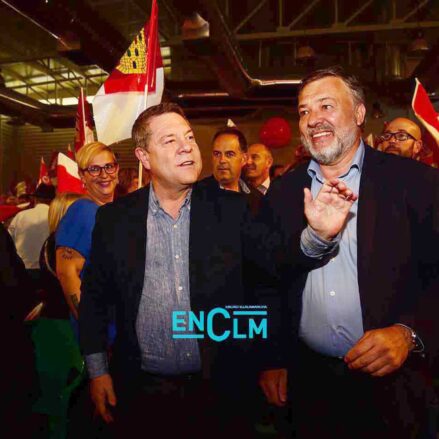 El presidente de Castilla-La Mancha, Emiliano García-Page y el alcalde de Cuenca, Darío Dolz, durante el mitín de cierre de la campaña del 23 de mayo. Foto: Rebeca Arango.