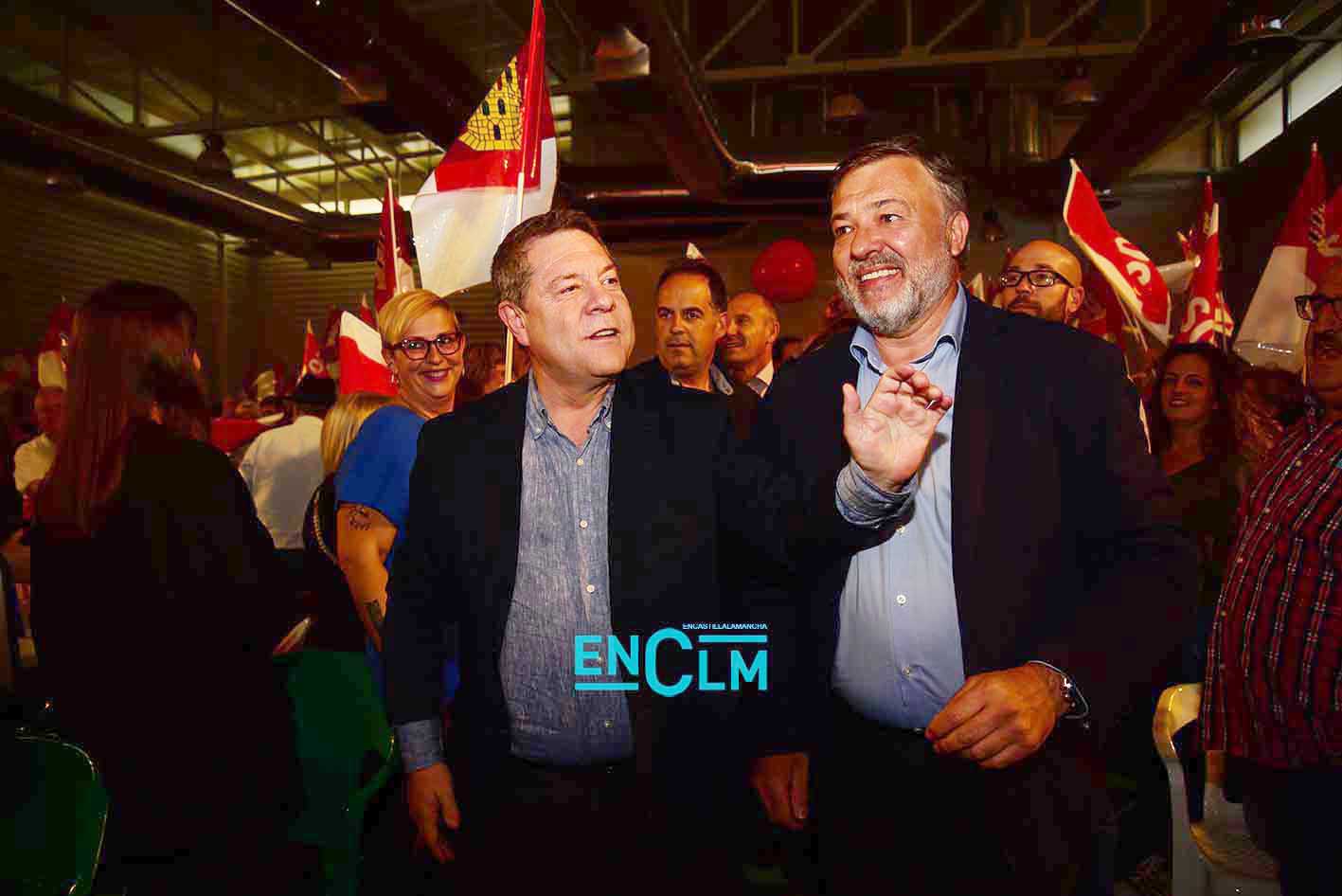 El presidente de Castilla-La Mancha, Emiliano García-Page y el alcalde de Cuenca, Darío Dolz, durante el mitín de cierre de la campaña del 23 de mayo. Foto: Rebeca Arango.