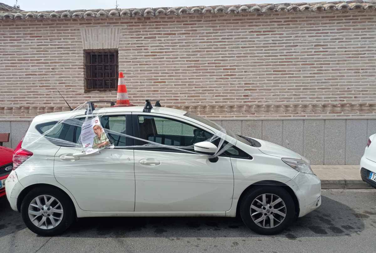 Así ha aparecido el coche de campaña del PP de Bargas.