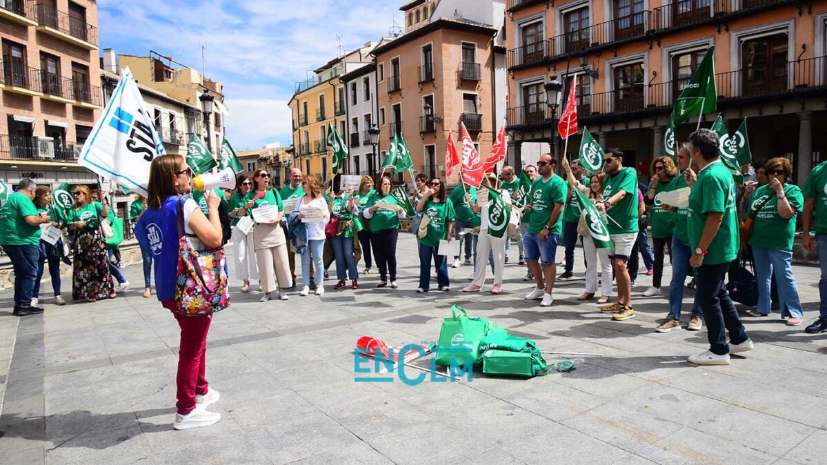 Concentración de representantes sindicales de funcionarios en la Plaza de Zocodover. Foto: Rebeca Arango.