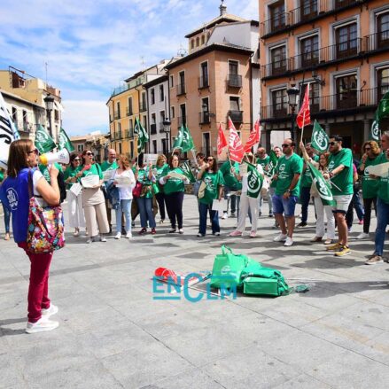 Concentración de representantes sindicales de funcionarios en la Plaza de Zocodover. Foto: Rebeca Arango.