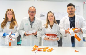 David García, jefe de Servicio de Farmacia del Hospital de Parapléjicos de Toledo, junto a estudiantes de Farmacia.