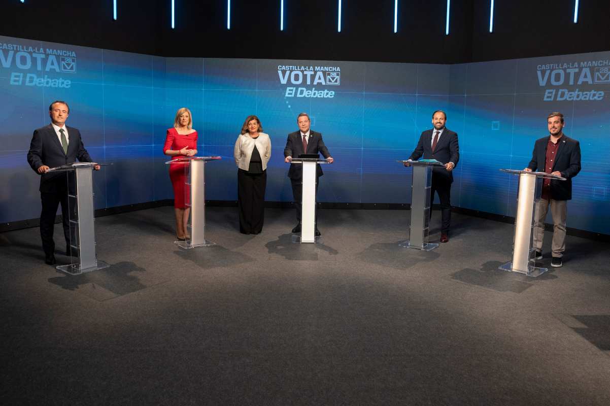 Los cinco candidatos junto a Carmen Amores en el debate electoral de Castilla-La Mancha. Foto: EFE/Ismael Herrero.