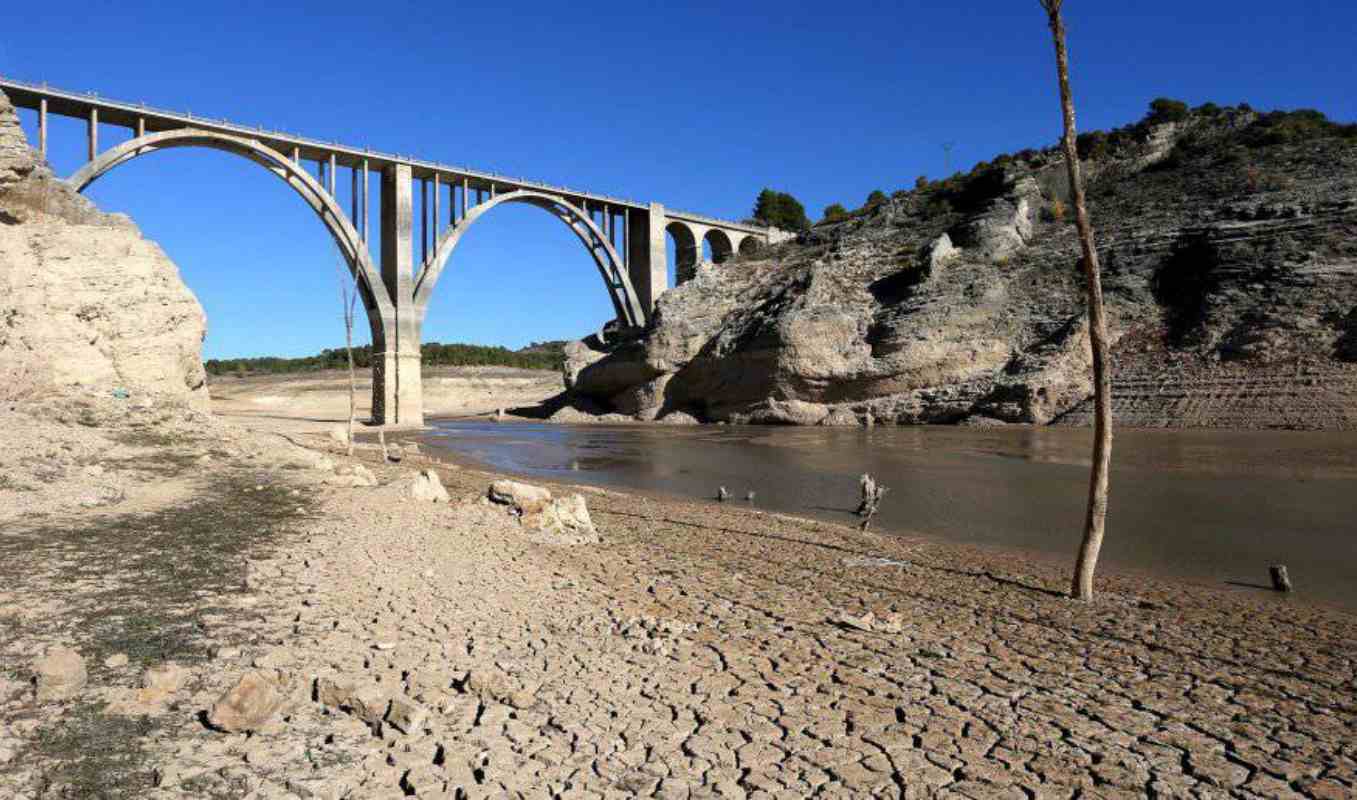 Puente de Durón, en el embalse de Entrepeñas. Foto: Municipios Ribereños de Entrepeñas y Buendía.
