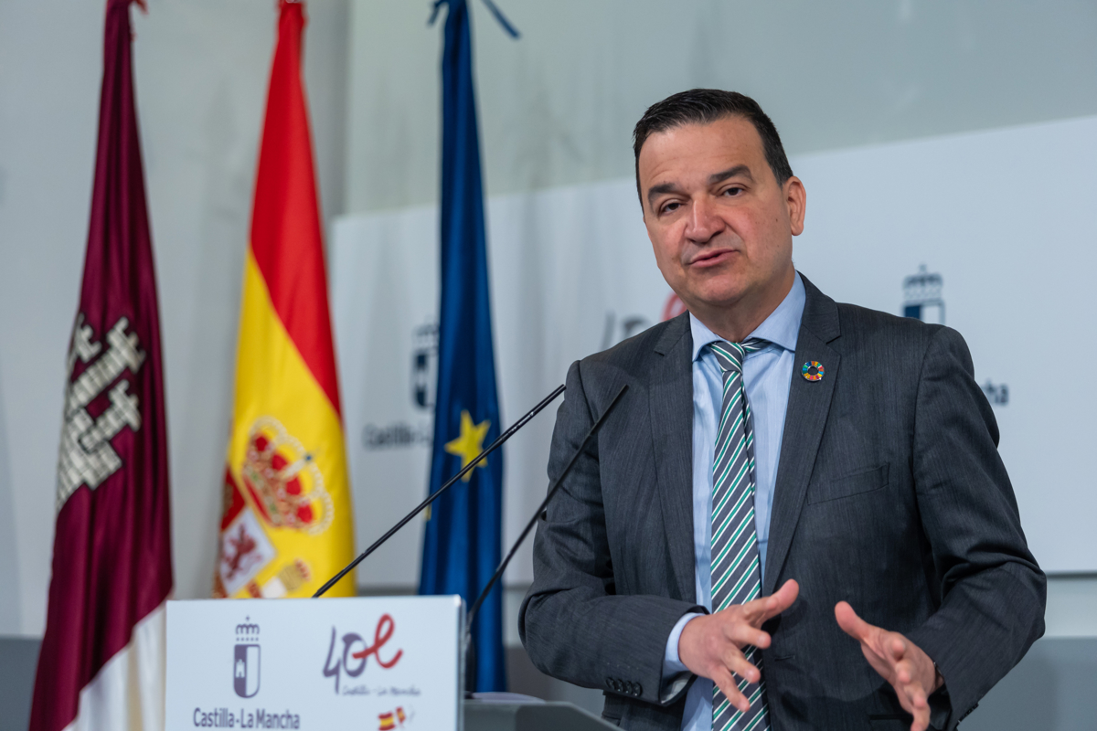 El consejero de Agricultura, Agua y Desarrollo Rural, Francisco Martínez Arroyo. EFE/Ángeles Visdómine.