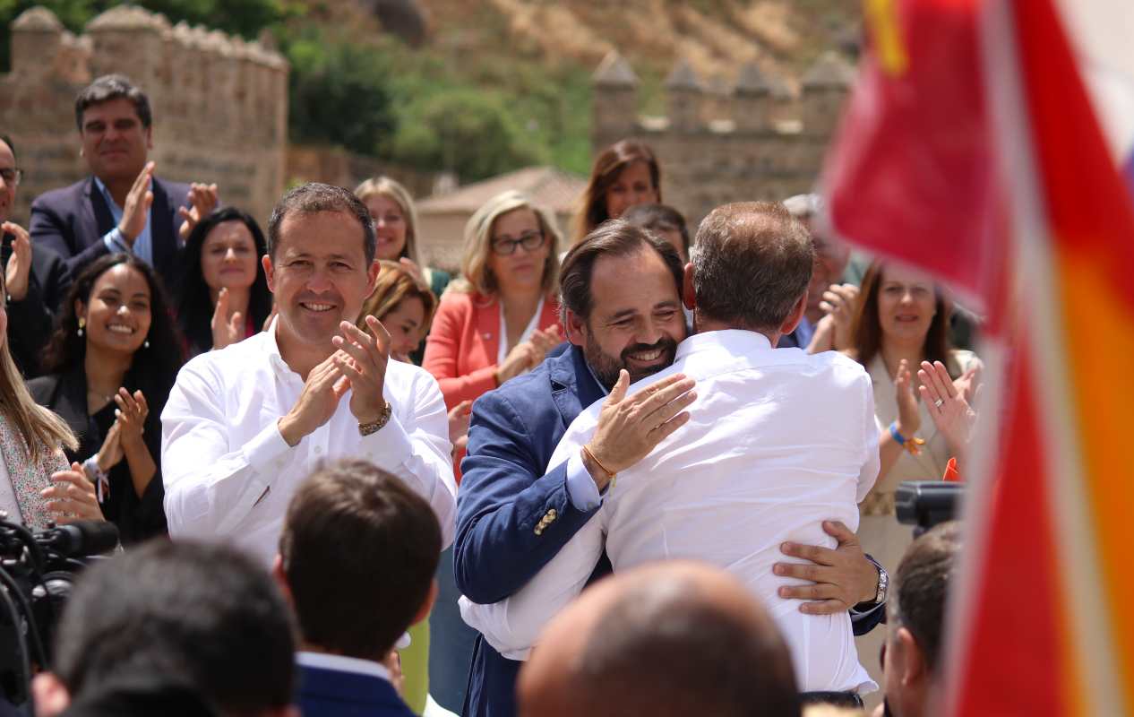 Abrazo entre Paco Núñez y Alberto Núñez Feijóo. Foto: Sara M. Trevejo.