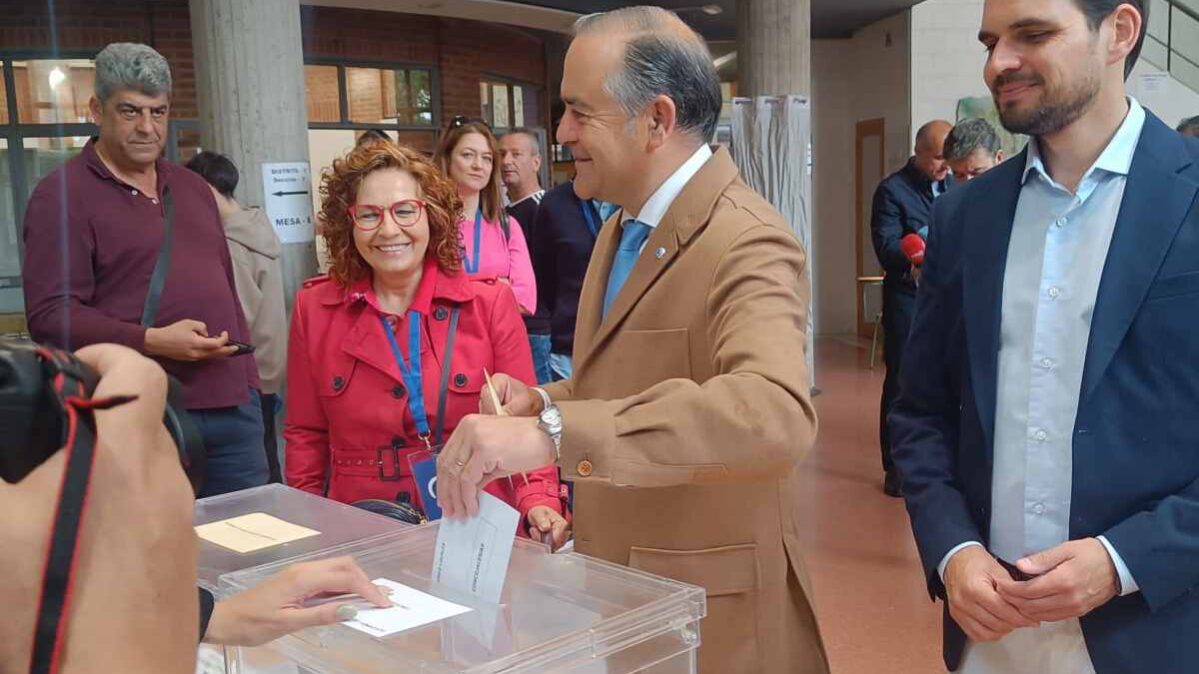 José Julián Gregorio, candidato del PP a la alcaldía de Talavera, ha sido uno de los más madrugadores. A las 10 ya había depositado su voto.