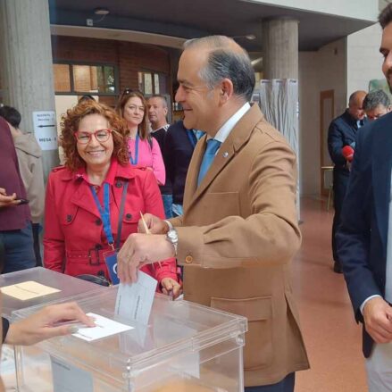 José Julián Gregorio, candidato del PP a la alcaldía de Talavera, ha sido uno de los más madrugadores. A las 10 ya había depositado su voto.