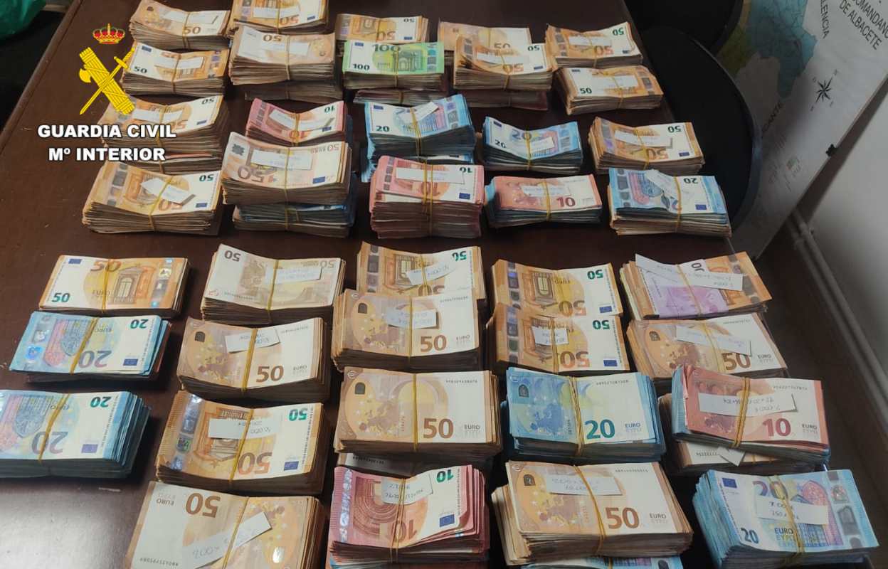 El dinero incautado en la autovía A-43, en Albacete.