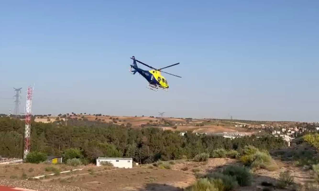 Un helicóptero del Infocam parte en dirección a Las Hurdes.