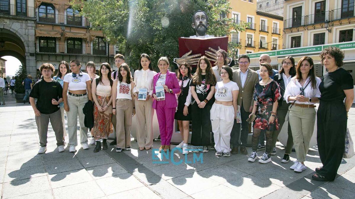 Milagros Tolón, alcaldesa de Toledo, junto a un grupo de alumnos de la Escuela de Artes. Foto: Rebeca Arango.