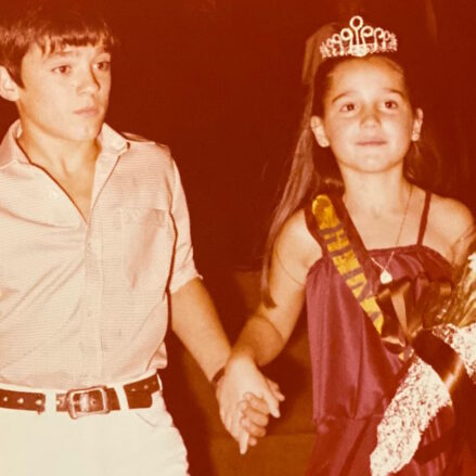 Inés Cañizares, con 9 años. "Un recuerdo entrañable. Era 1979, Año Internacional del Niño y tuve el honor de ser reina de las fiestas en Las Pedroñeras, mi pueblo".