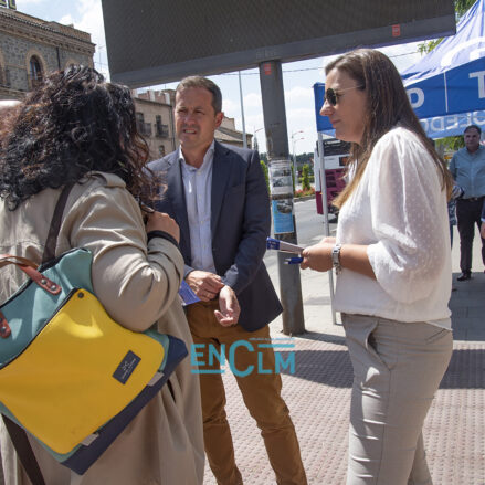 El equipo de Carlos Velázquez conversando con una de las vecinas de Toledo. Foto: Rebeca Arango.