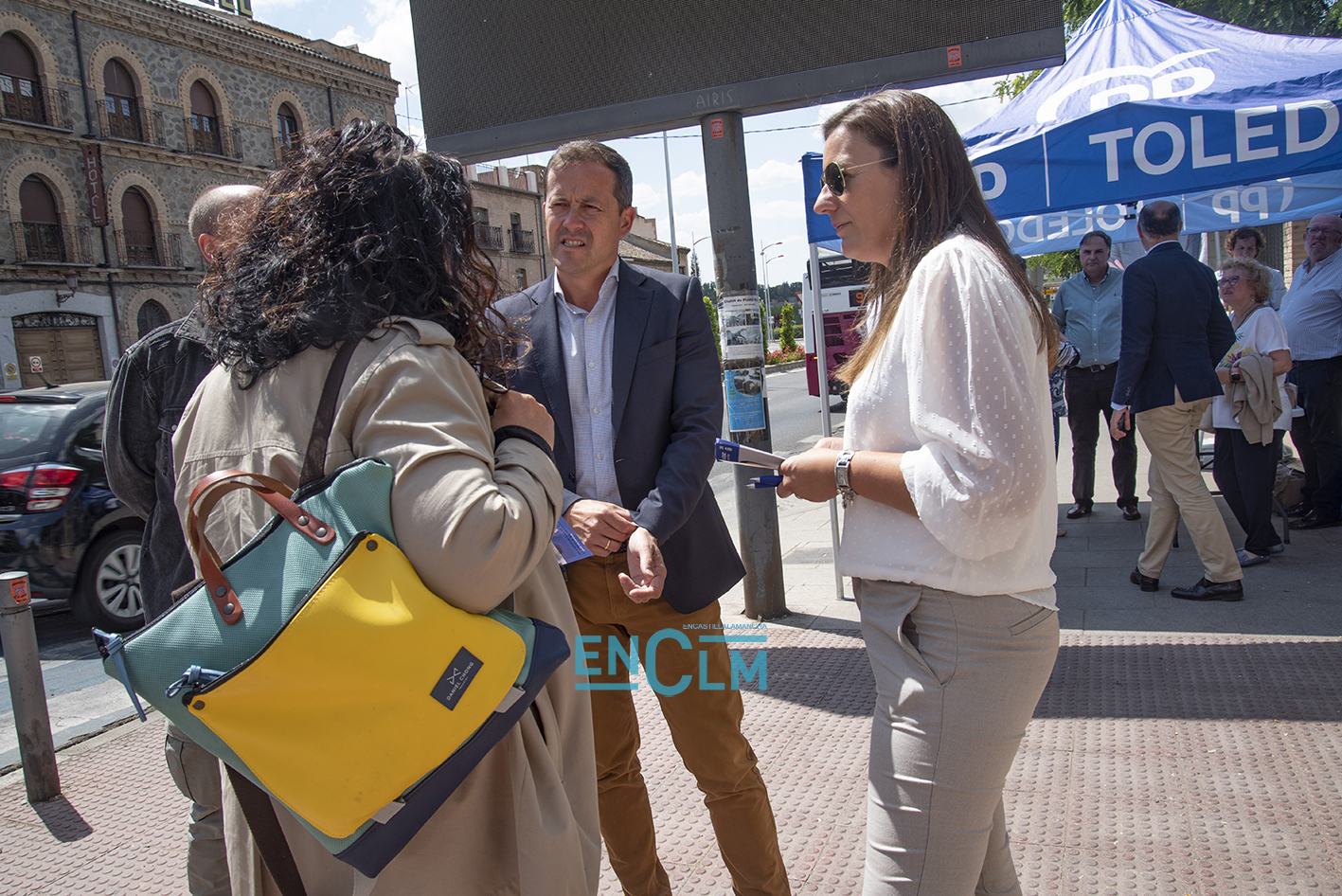 El equipo de Carlos Velázquez conversando con una de las vecinas de Toledo. Foto: Rebeca Arango.