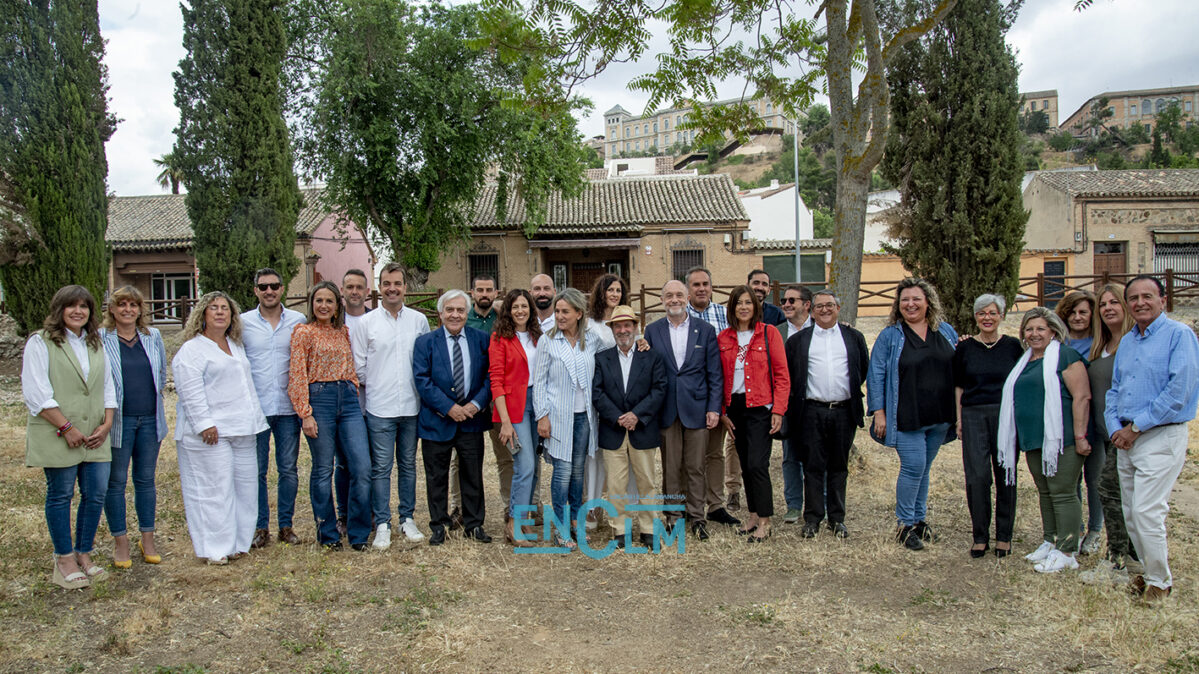 Tolón, con casi toda su candidatura y con su equipo de trabajo en campaña. Foto: Rebeca Arango.