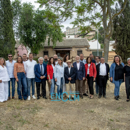 Tolón, con casi toda su candidatura y con su equipo de trabajo en campaña. Foto: Rebeca Arango.