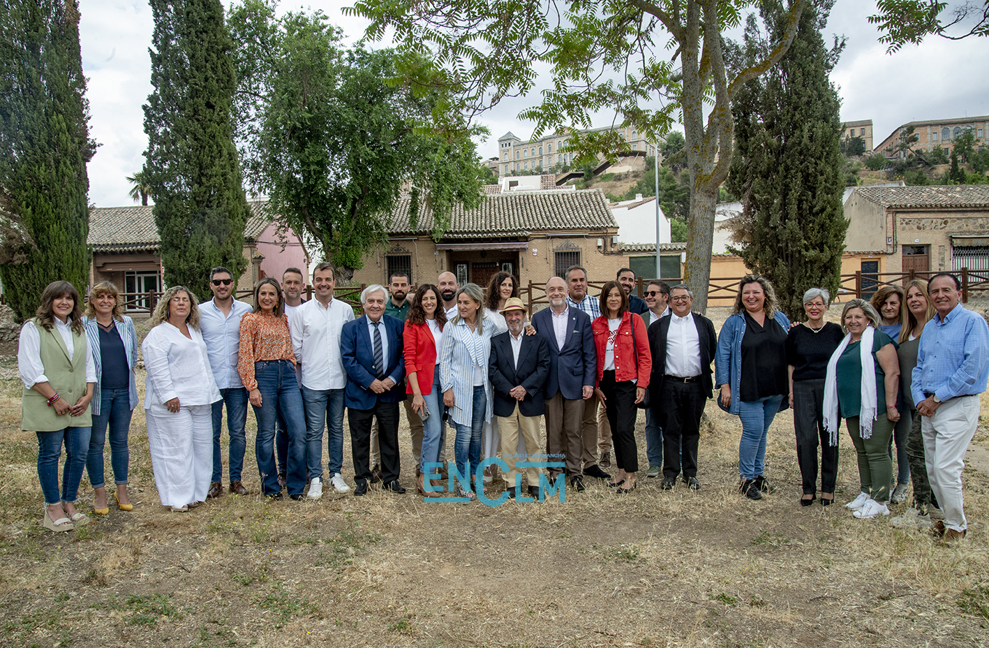 Tolón, con casi toda su candidatura y con su equipo de trabajo en campaña. Foto: Rebeca Arango.