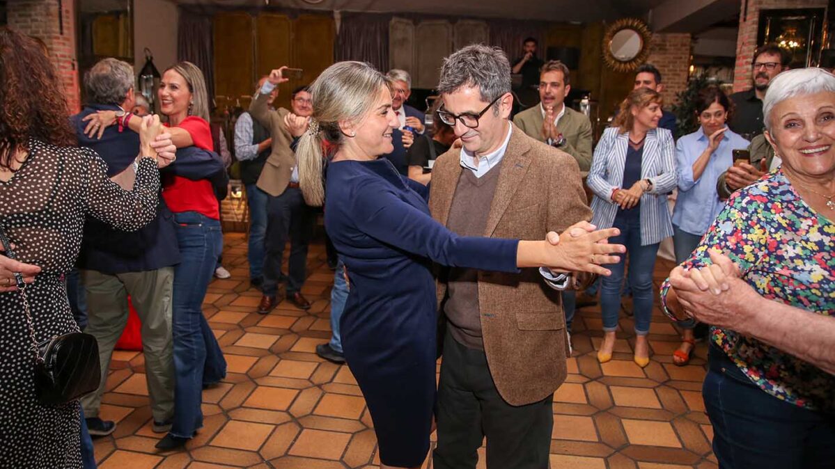 Tolón, bailando con el ministro Bolaños. Foto: Alberto Santos.