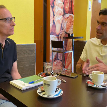 Julio Comendador, junto a César del Río, autor del reportaje.