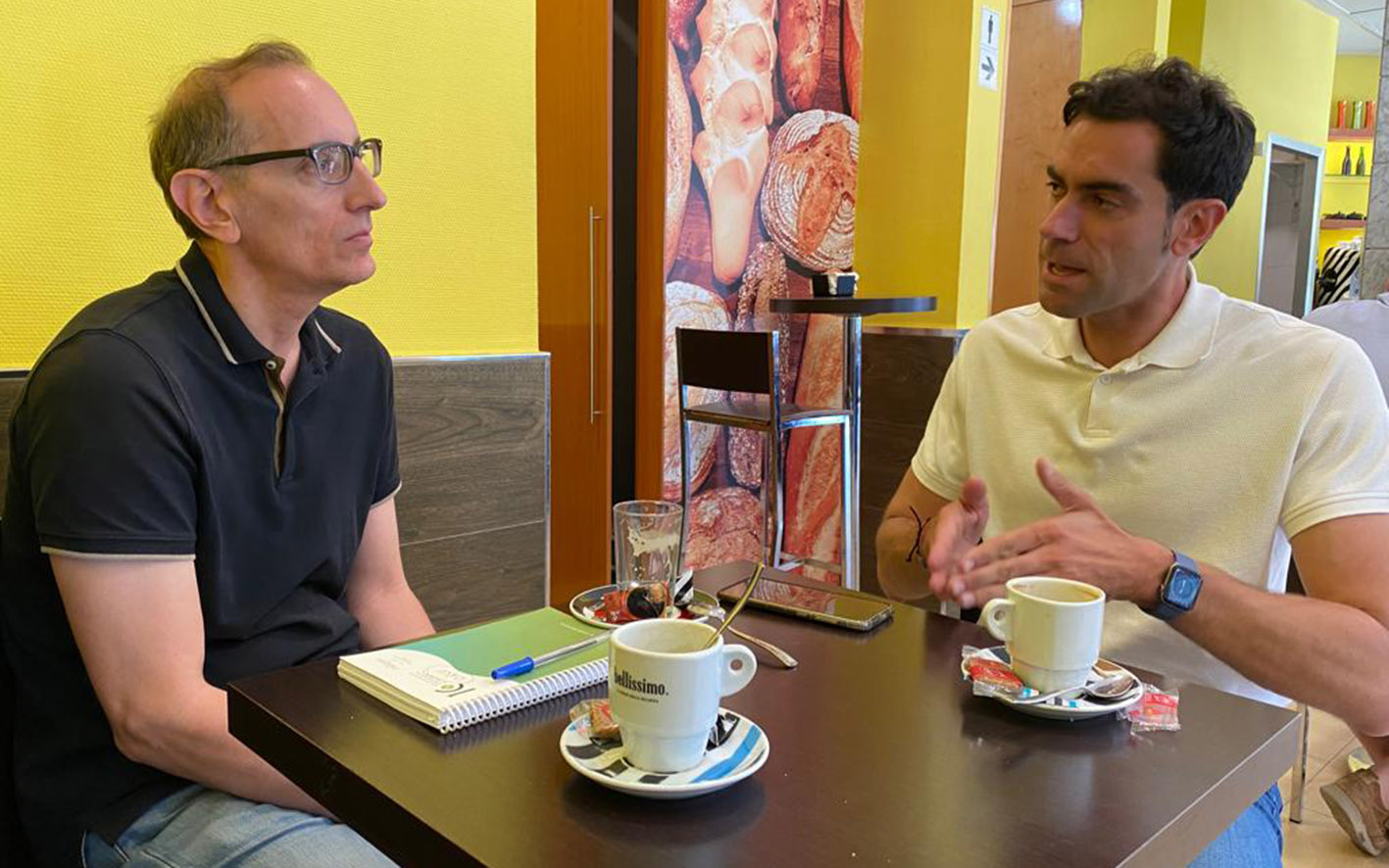 Julio Comendador, junto a César del Río, autor del reportaje.