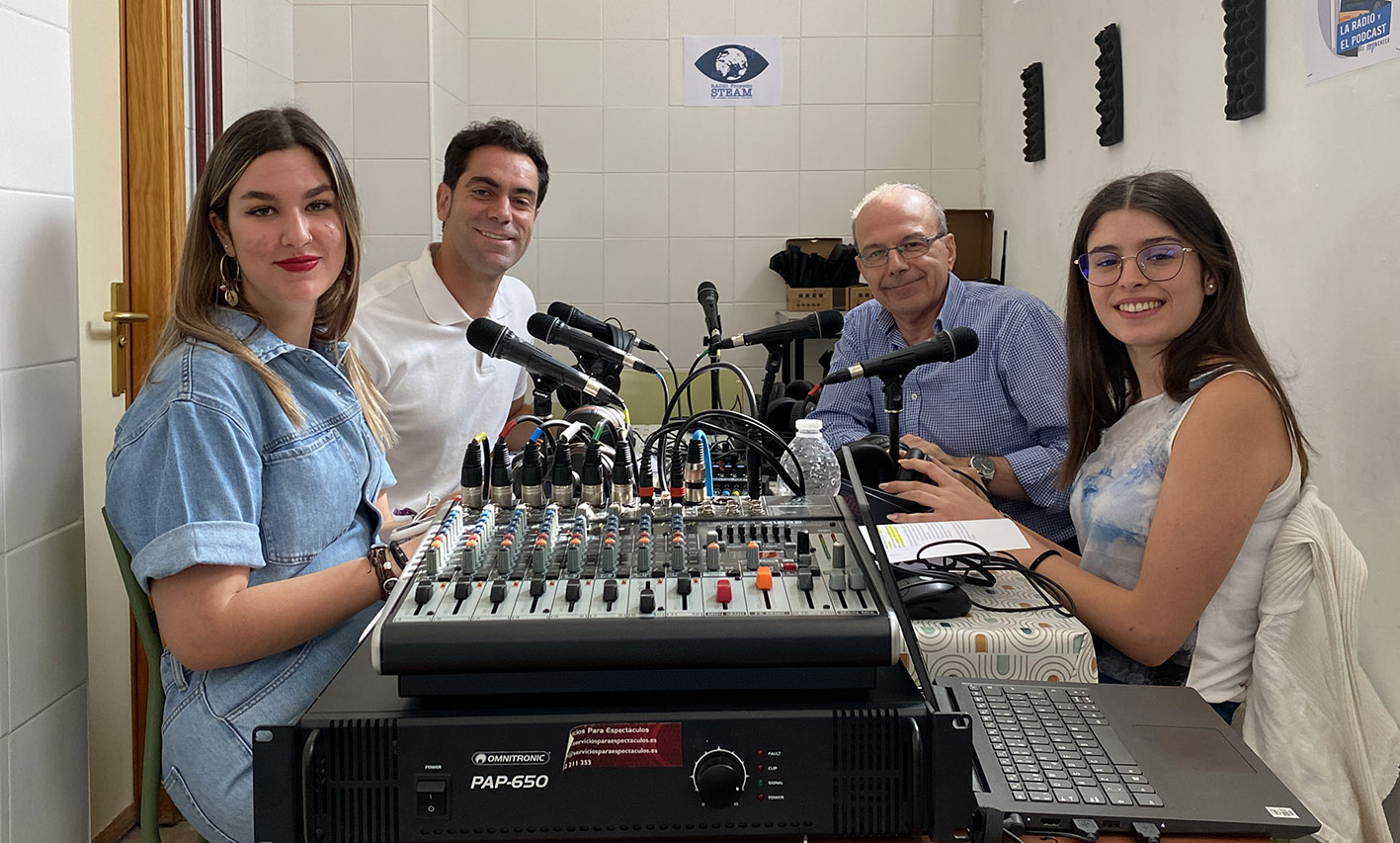 Comendador, en el programa de radio semanal del IES María Pacheco, en el que habló de medio ambiente.