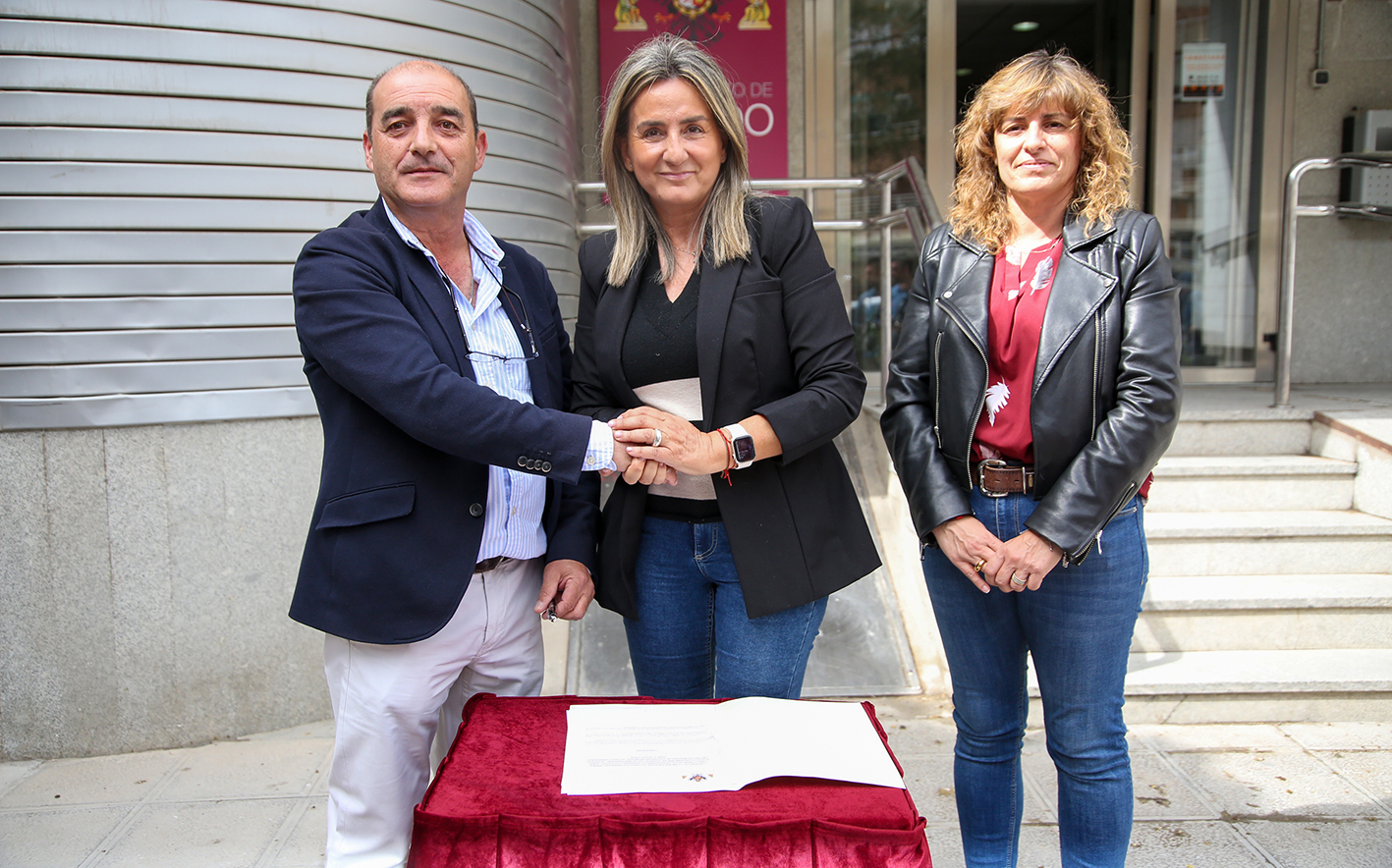 Milagros Tolón, junto a Sergio Cabellos, de la Fundación Carmen Cabellos, y la concejala Ana Abellán.