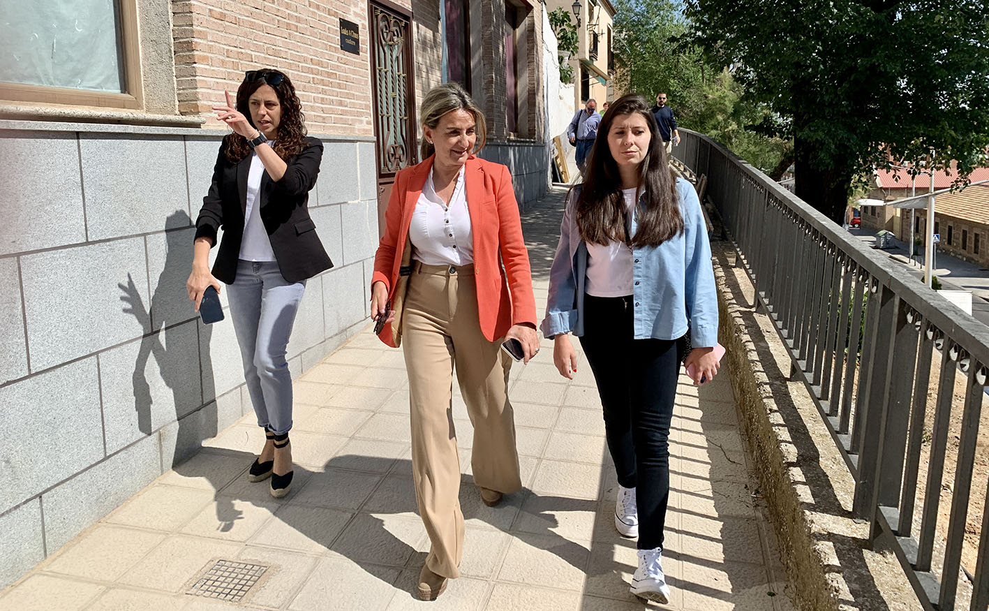 Milagros Tolón, alcaldesa de Toledo, en su visita al barrio de San Antón.