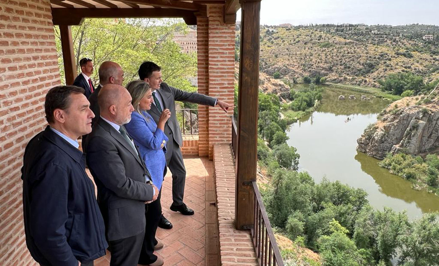 Milagros Tolón, junto al ministro de Industria, Comercio y Turismo, Héctor Gómez.