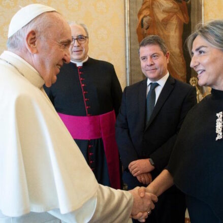 "Con el Papa Francisco, el 12 de mayo de 2021. Le regalé una cruz de damasquino y una camiseta del CD Toledo y le invité a visitar la ciudad".