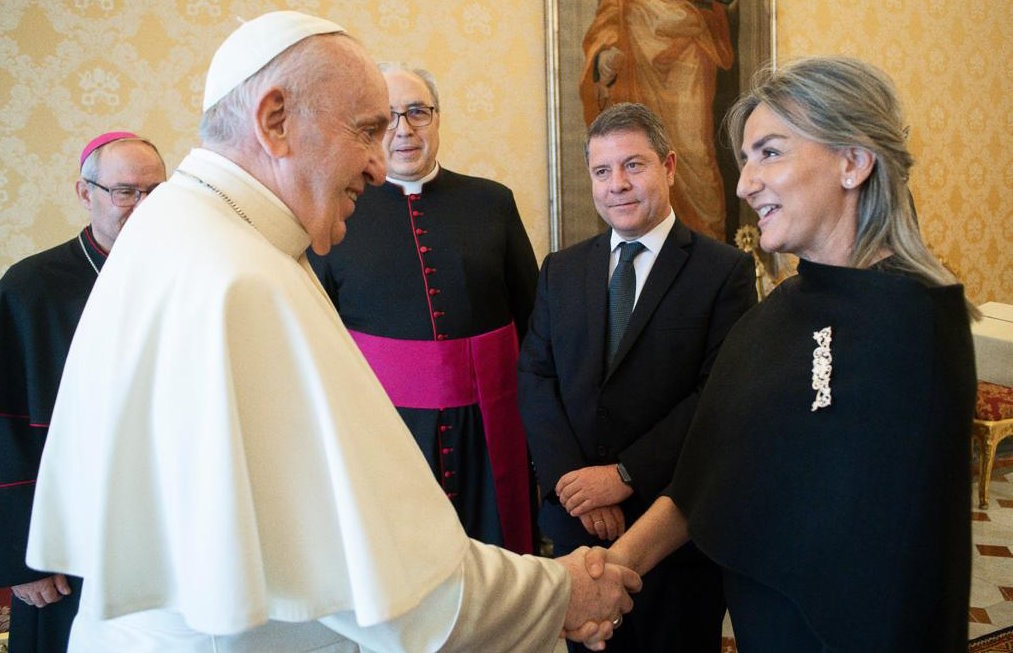 "Con el Papa Francisco, el 12 de mayo de 2021. Le regalé una cruz de damasquino y una camiseta del CD Toledo y le invité a visitar la ciudad".