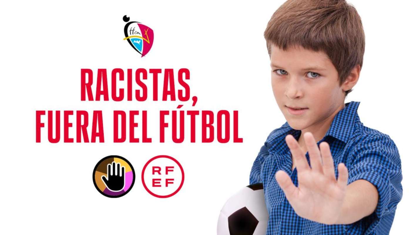 "Racistas, fuera del fútbol".