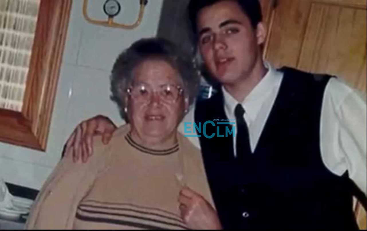Paco Núñez junto a su abuela paterna