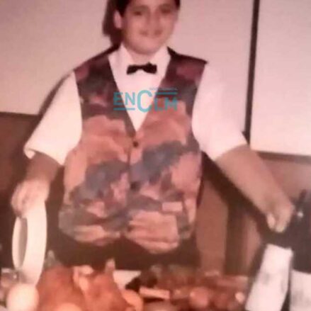 Paco Núñez uniformado de camarero y en uno de sus primeros cumpleaños.