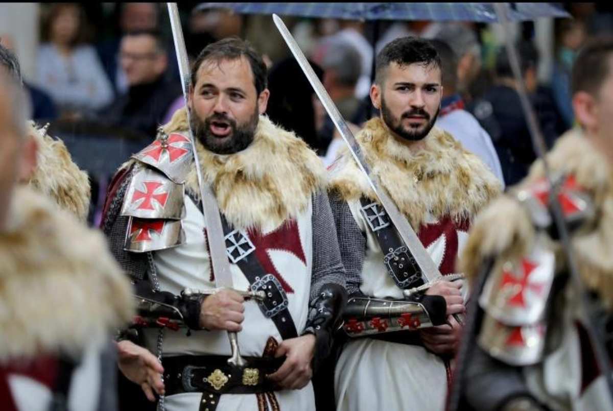 Paco Núñez en el desfile de las fiestas de Almansa, donde participa activamente en la comparsa de Templarios.