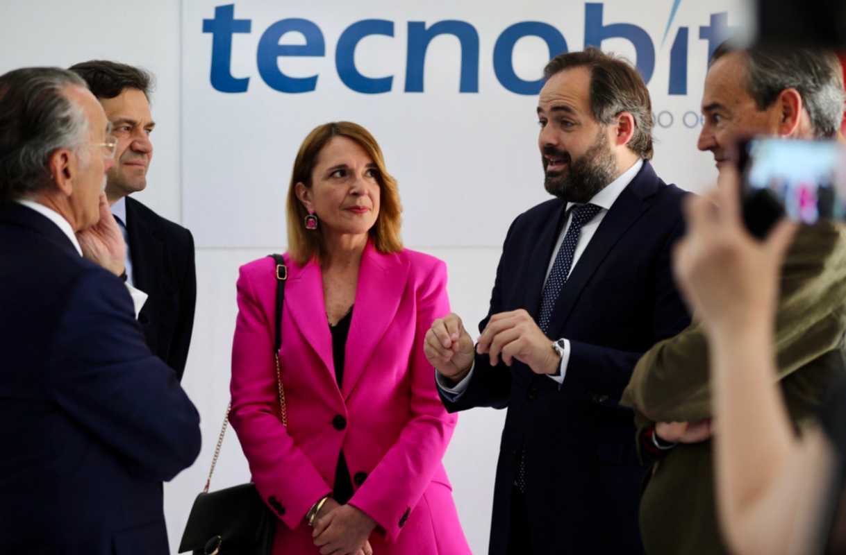 Paco Núñez, en su visita a la empresa Tecnobit, en Valdepeñas (Ciudad Real)