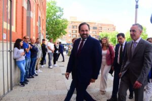 El presidente del PP de CLM, Paco Núñez, a su llegada al acto institucional del Día de Castilla-La Mancha.