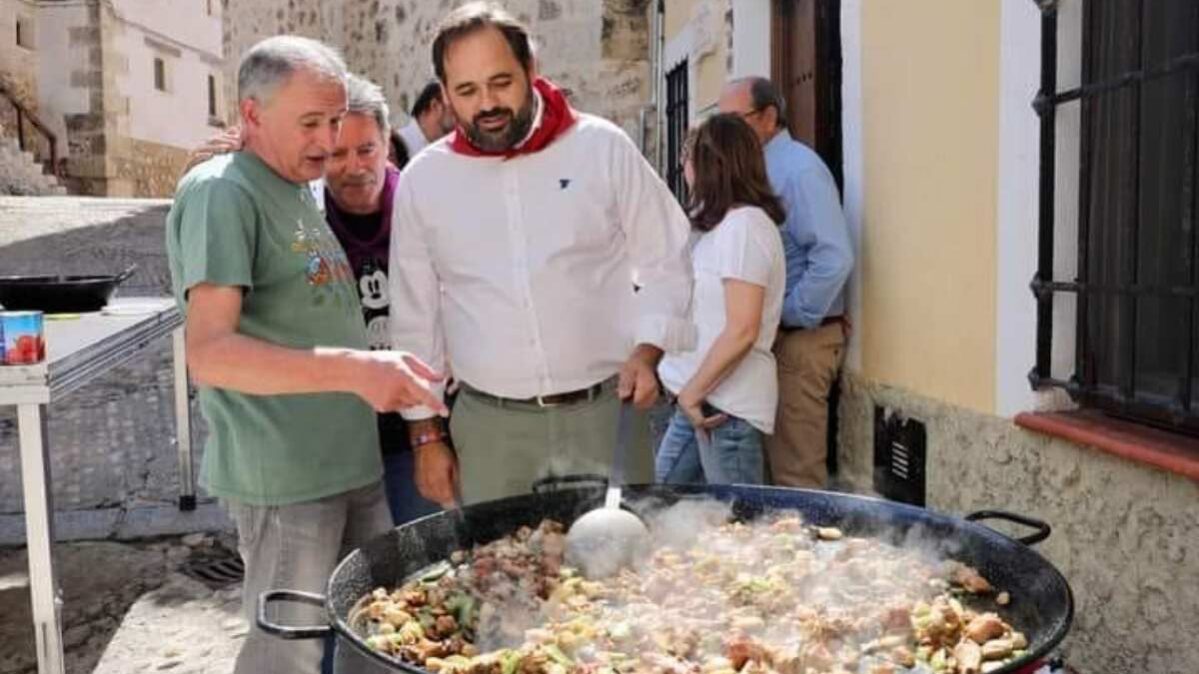 Paco Núñez cocinando un arroz, una de sus especialidades.