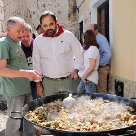 Paco Núñez cocinando un arroz, una de sus especialidades.