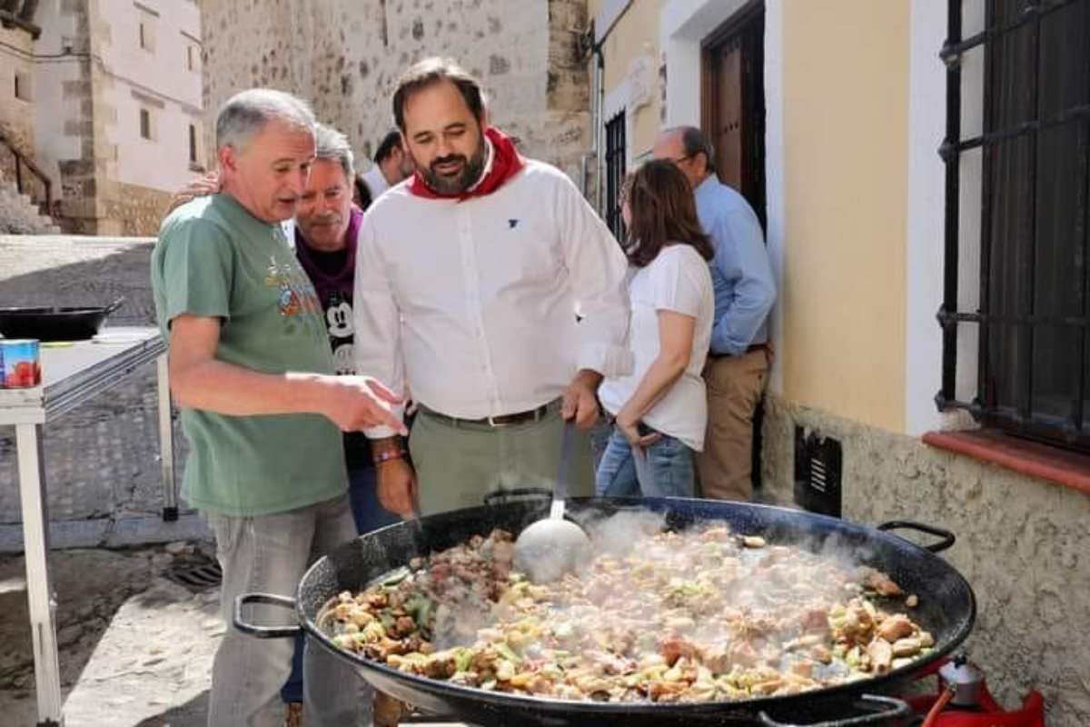 Paco Núñez cocinando un arroz, una de sus especialidades.