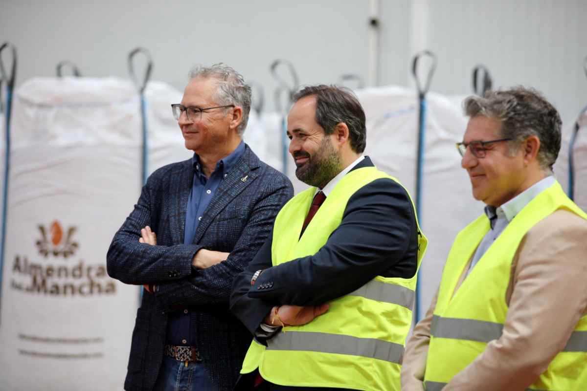 Visita de Paco Núñez a la empresa Almendras de la Mancha, en Hellín