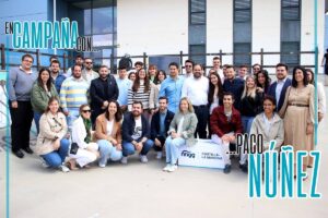 Paco Núñez, con jóvenes de Villanueva de la Torre, donde dio un mitin en un skatepark. Foto: Sara M. Trevejo.