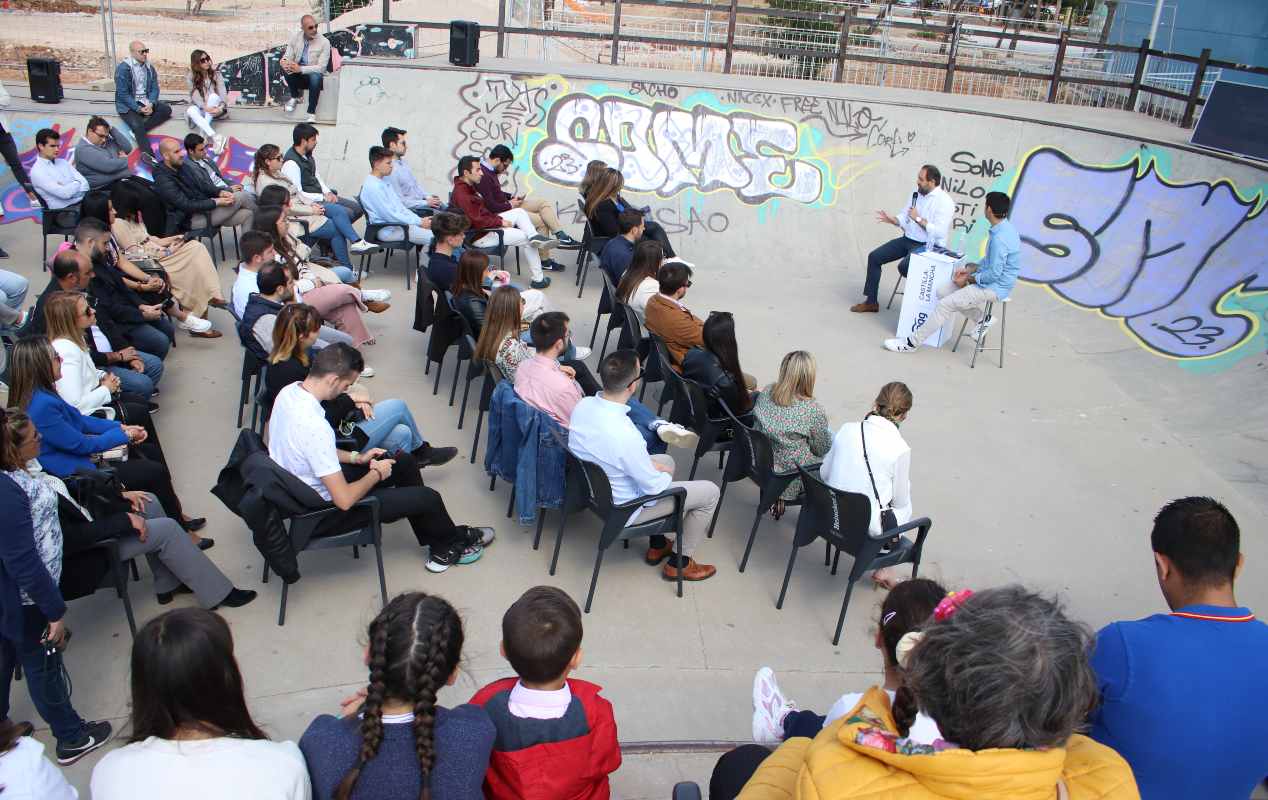 El presidente del PP de CLM y candidato a la Junta, Paco Núñez, en un mitin en un skatepark en Villanueva de la Torre. Foto: Sara M. Trevejo.