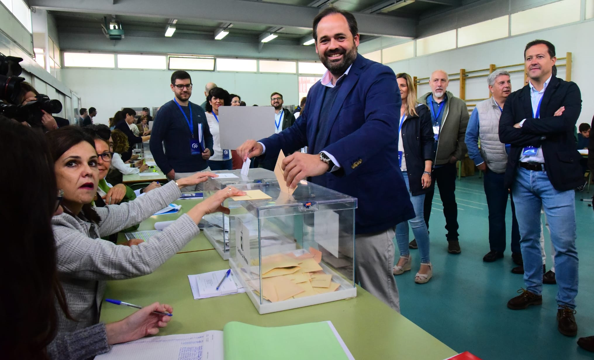 Paco Núñez, candidato del PP a la Junta, en el momento de votar. Foto: Rebeca Arango.