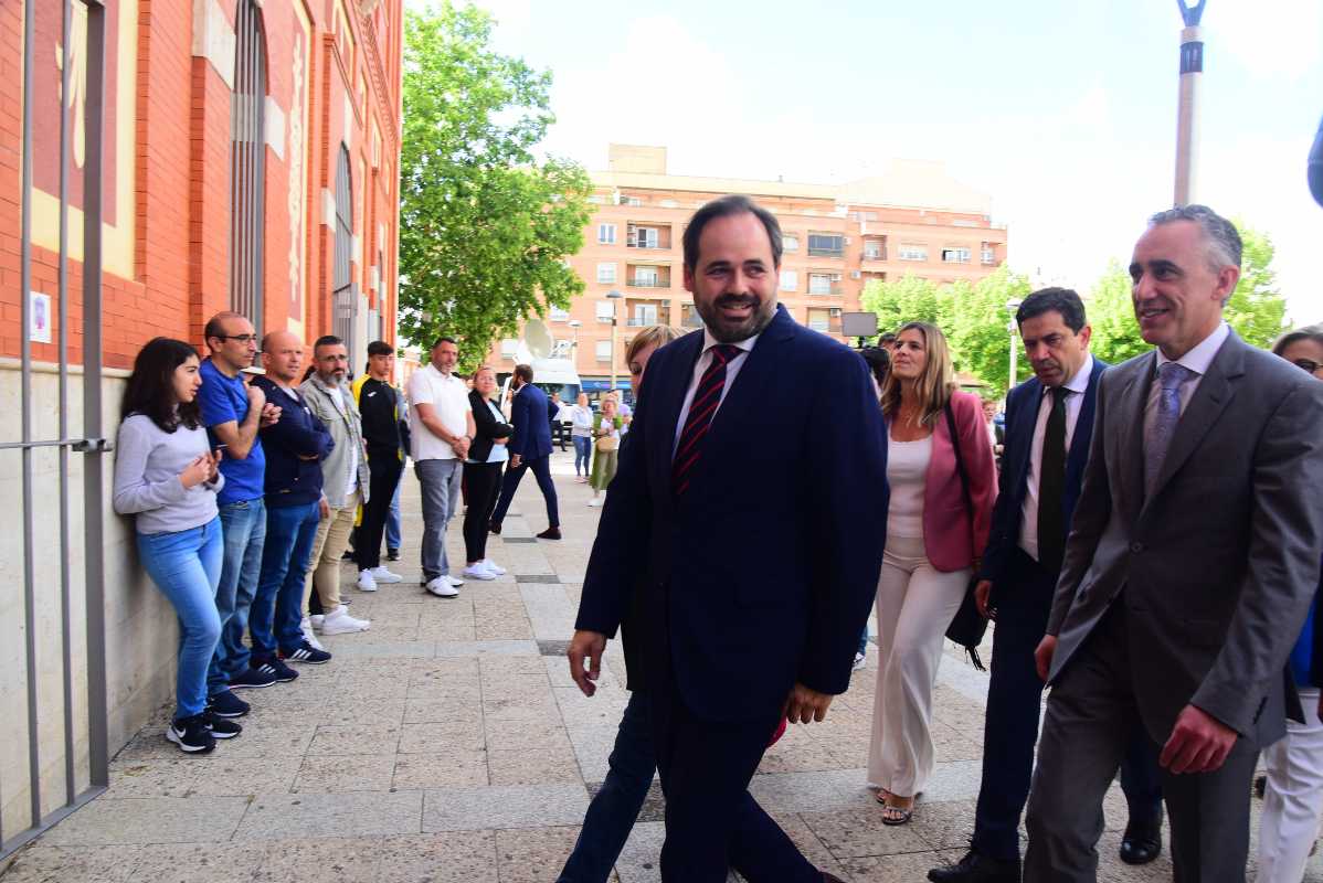 El presidente del PP de CLM, Paco Núñez, a su llegada al acto institucional del Día de Castilla-La Mancha.