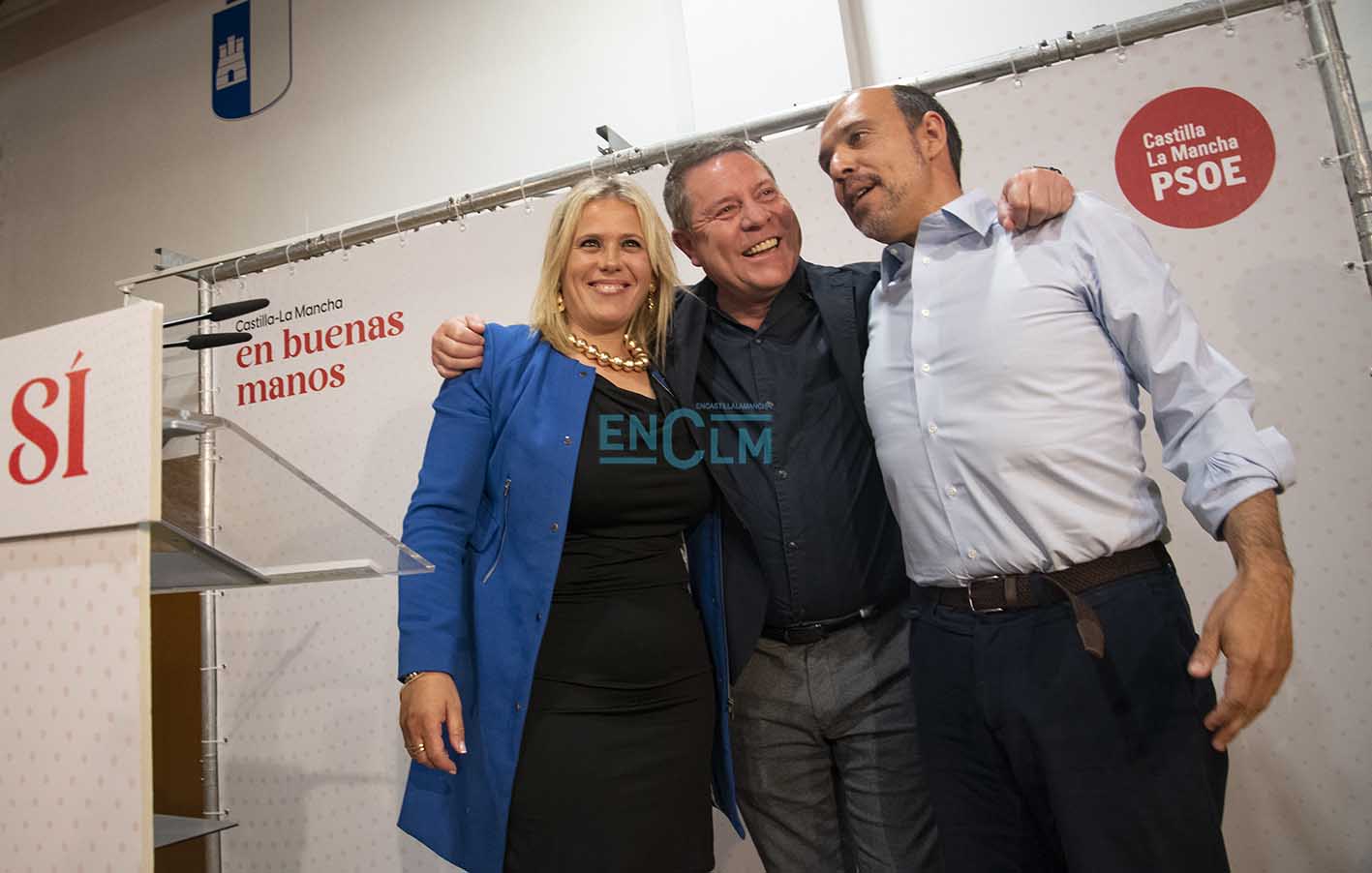 María José Valle, alcaldesa de El Casar, Emiliano García-Page, presidente de Castilla-La Mancha, y Pablo Bellido, presidente de las Cortes de Castilla-La Mancha. en el mitin donde ha anunciado nuevas ayudas para la reproducción asistida