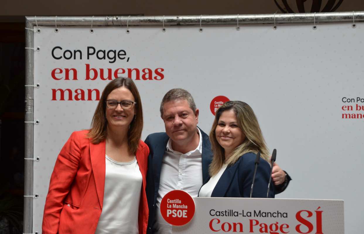 El presidente de Castilla-La Mancha, Emiliano García-Page, junto a la secretaria de Organización del PSOE, de Toledo, Esther Padilla, y la candidata a la Alcaldía de Consuegra, María José Rodríguez.